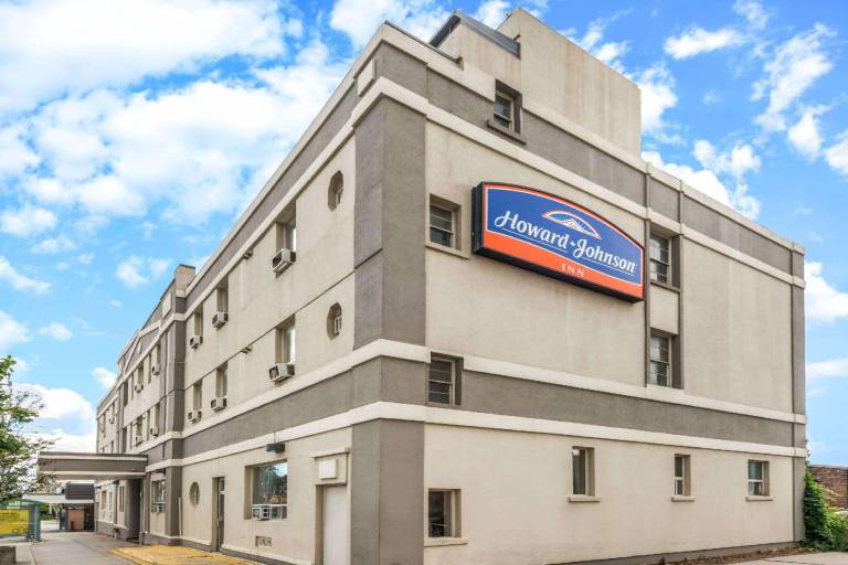 Howard Johnson by Wyndham Toronto Downtown West in Toronto, ON