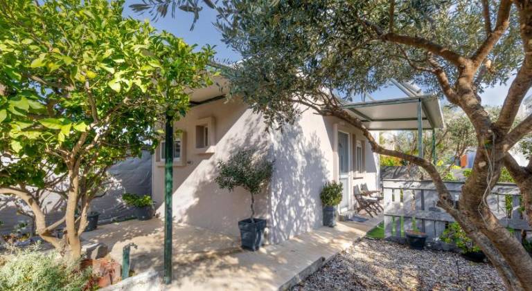 Vacation home with patio, hot tub & garden | Next to the beach | Good for workation | Pets allowed — photo 3