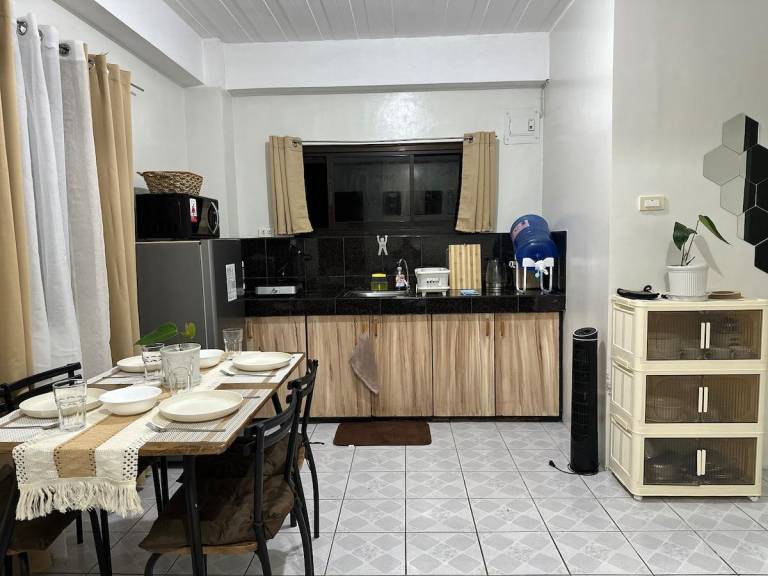 Vacation home with BBQ & patio | Perfect for remote work | Dogs allowed — photo 3
