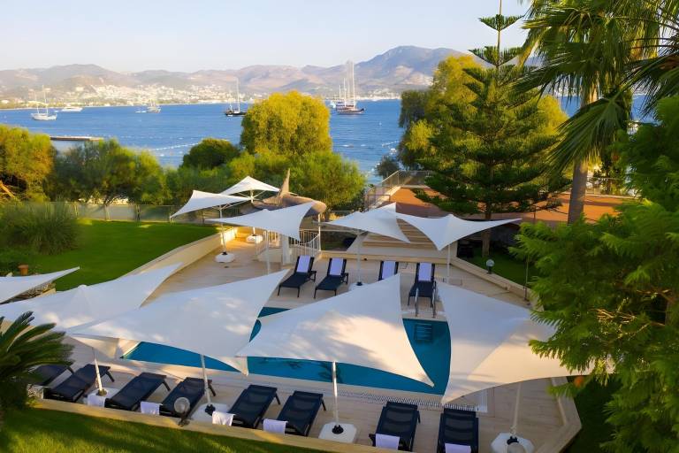 Luxery 2-1 Suit in Yalikavak, on the beach and pool in Bodrum
