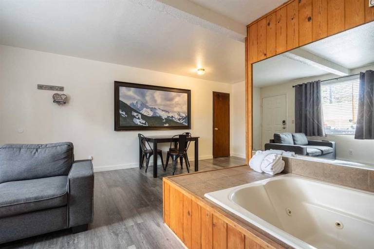 Village Suites Inn. Polar Bear, Perfect Location in the Village, fully equipped downstairs unit — photo 3