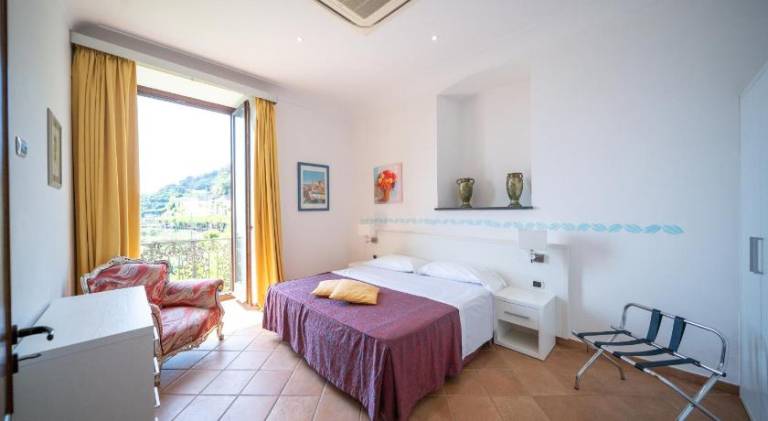 Holiday apartment with yard, jacuzzi & patio — photo 2