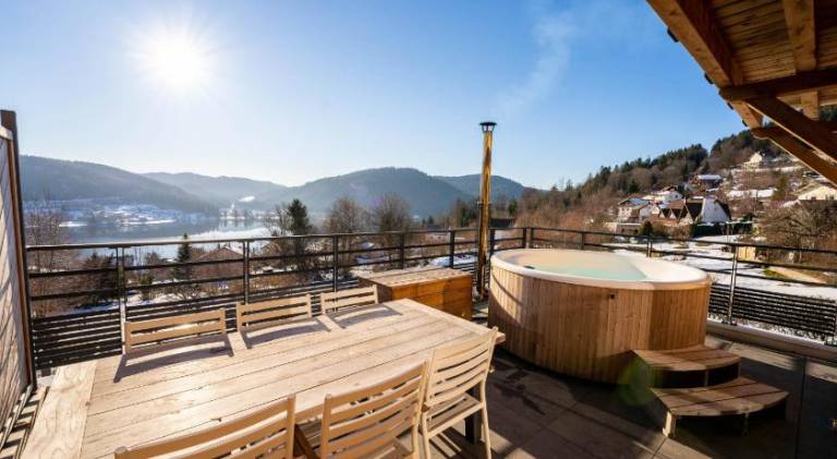 Rental apartment with hot tub, terrace & yard — photo 4