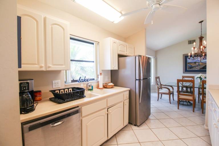 Spacious 3/2 pool home on Sanibel Island - 10 min walk to beach - Lily Pad — photo 4
