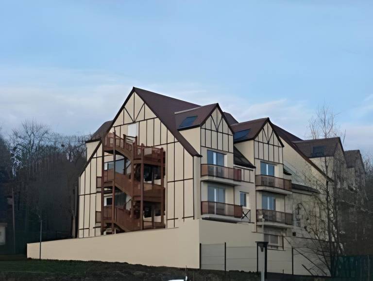 Serviced apartment with patio in Touques