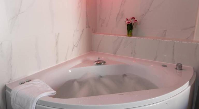 Holiday apartment with jacuzzi — photo 5