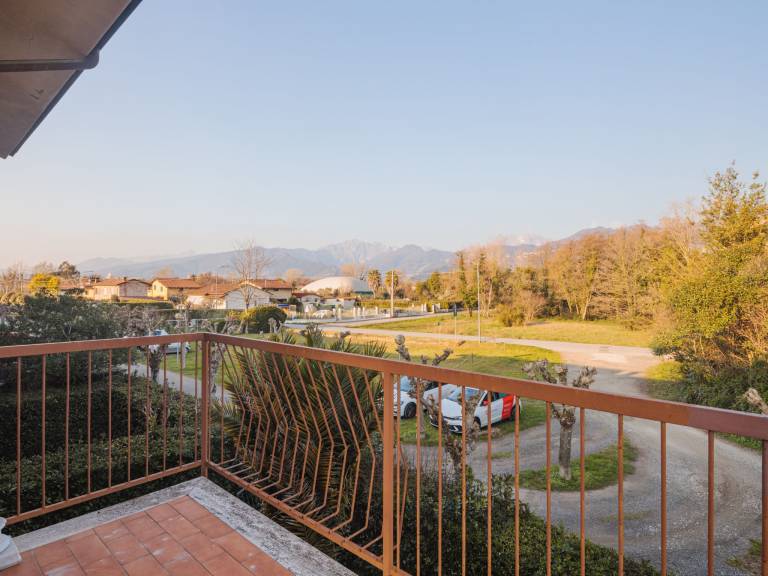 Rental apartment with yard — photo 5