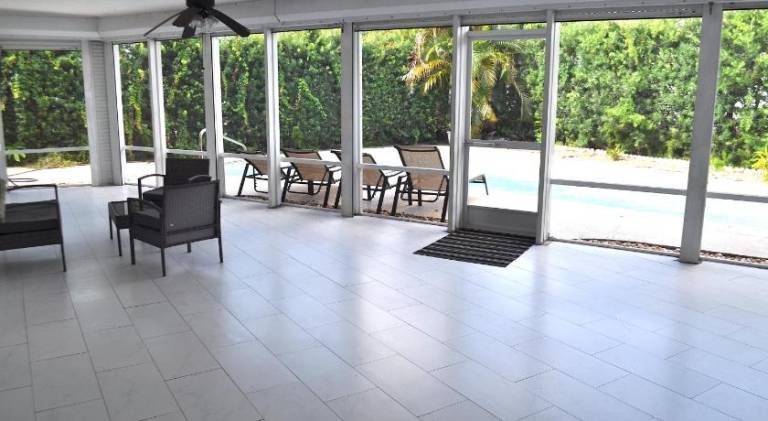 Bike to the beach, walk to restaurants, heated pool, secluded — photo 4
