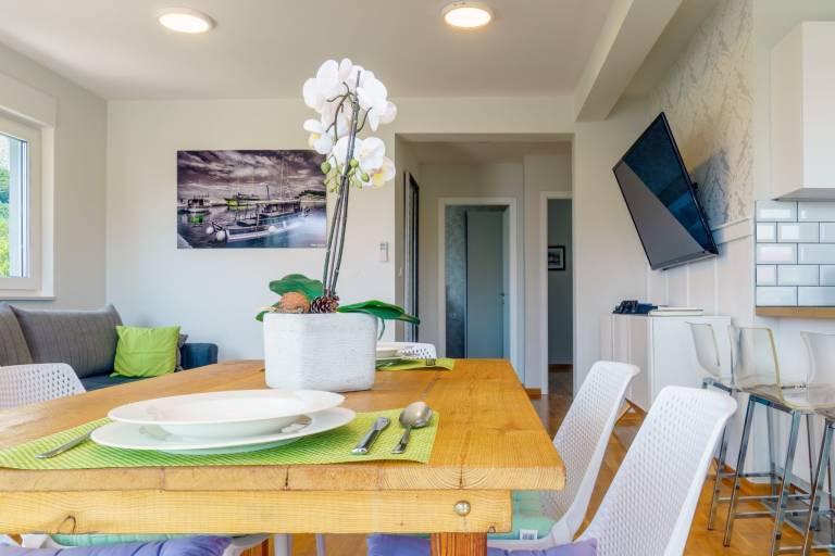 Two bedroom apartment with balcony and sea view Tučepi, Makarska (A-23256-h) — photo 3