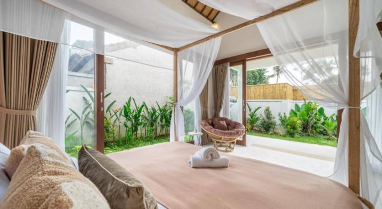 Villa with garden, private pool & patio — photo 2