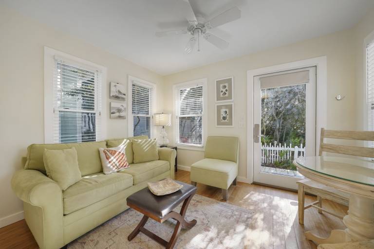 Child-friendly pleasant house with yard, grill & pool | City view | Close to the beach | Pets allowed — photo 2