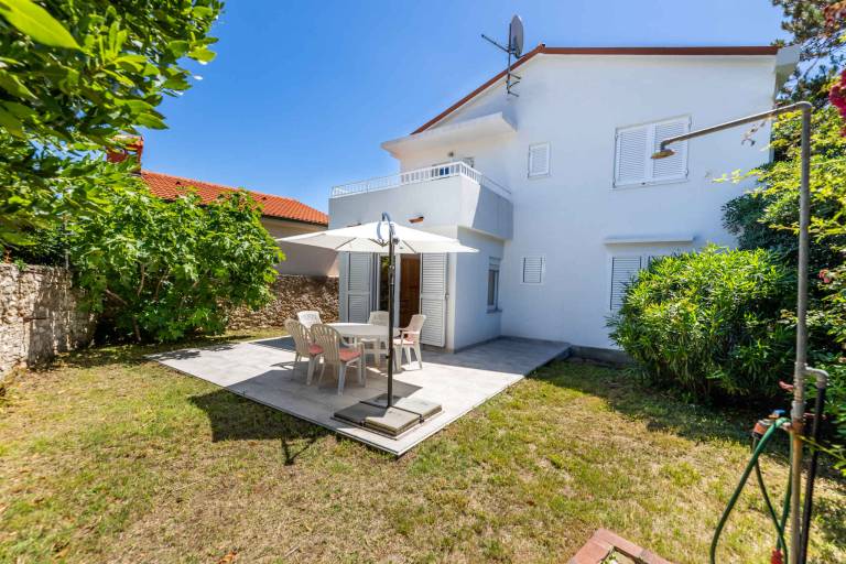Apartment with yard & terrace — photo 4