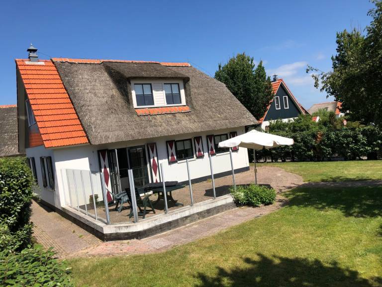 House with yard & terrace — photo 2