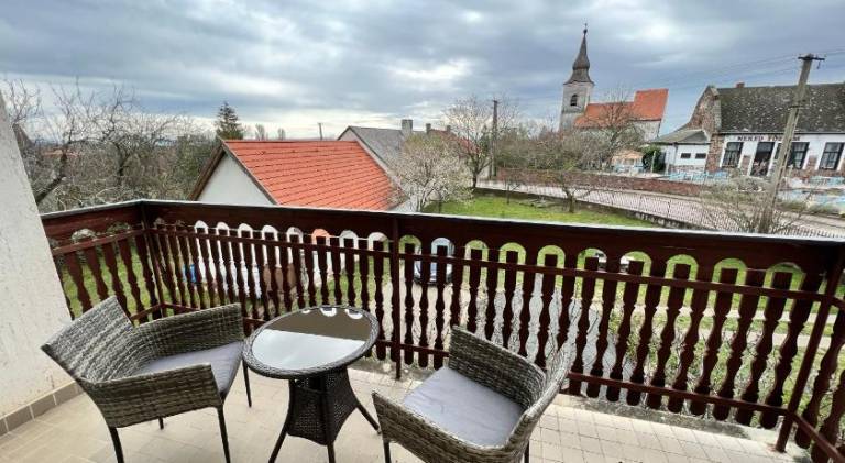Rental apartment with terrace & yard — photo 3
