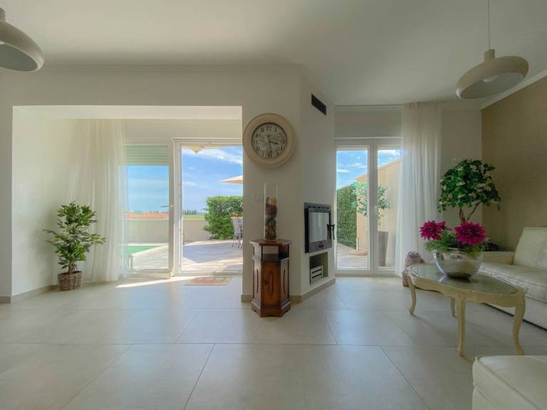 House with patio & private pool — photo 4