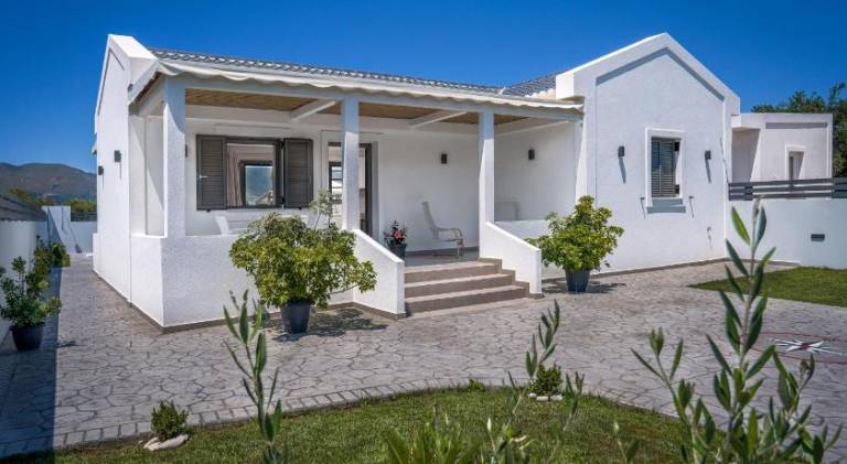 Charming villa with terrace, yard & private pool | Pets are welcome — photo 5