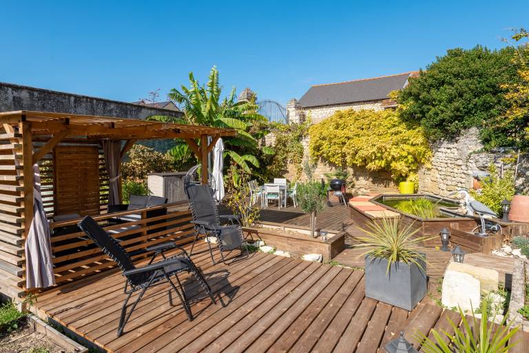 Apartment with patio, yard & barbeque — photo 3