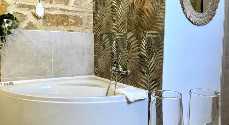 House with hot tub | Pets are welcome — photo 5