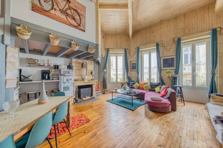 Duplex Heart of Bordeaux – Elegance, Comfort and City Views in Bordeaux
