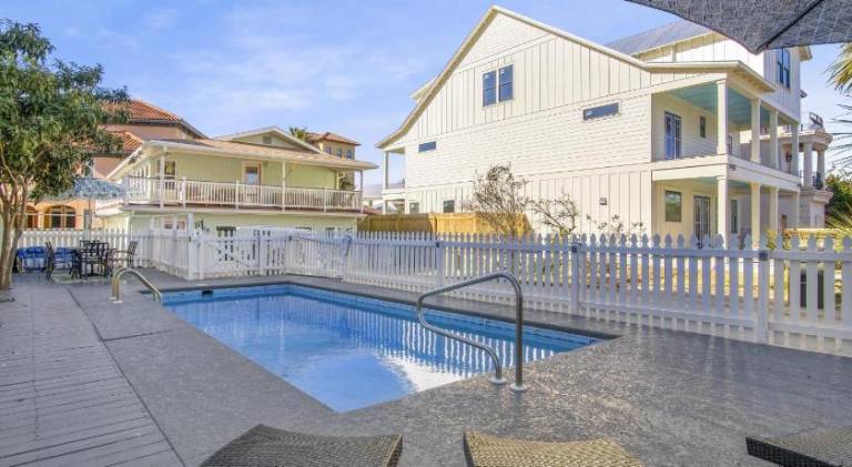 Vacation home with pool — photo 5