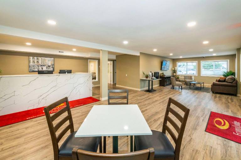 Econo Lodge Inn & Suites — photo 3