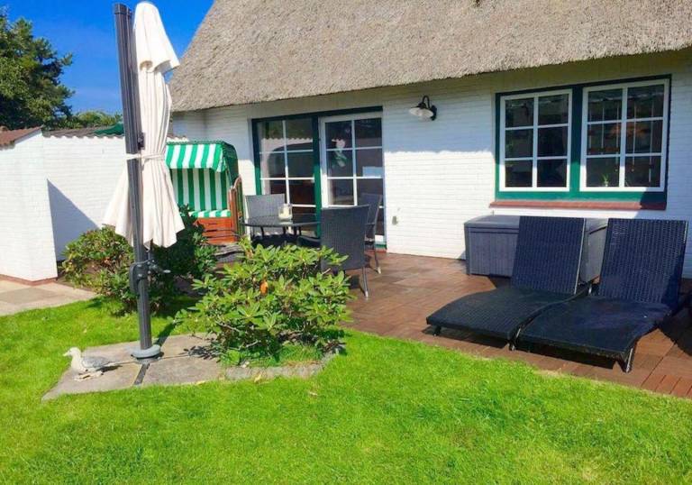 Family-friendly charming vacation home with patio & yard | Garden view | Pet-friendly — photo 4