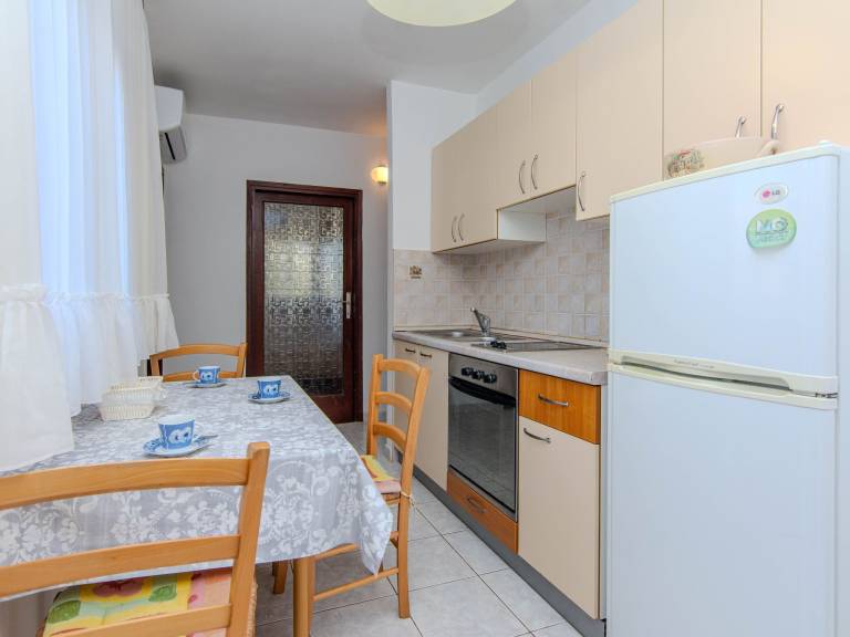 Rental apartment with yard & barbeque — photo 3