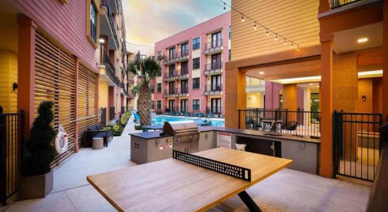 Cozy 2BR w Pool Gym Near Rvrwalk Dome Conv Ctr — photo 5