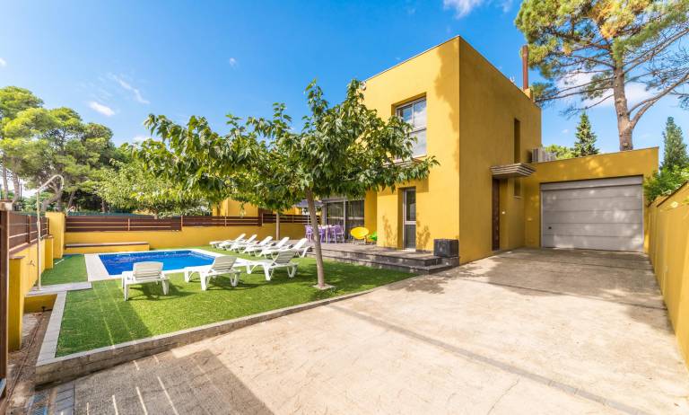 Fully equipped villa with terrace, BBQ & private pool | Dogs allowed in Roses