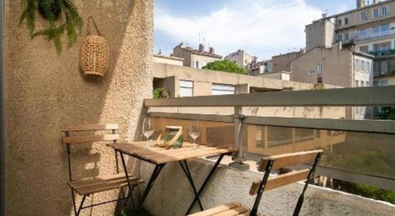 Appartement climatise tout equipe avec balcon au cœur de Marseille — photo 4