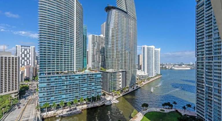 Spacious rental apartment with pool | Near Bayfront Park | Pets are welcome — photo 5