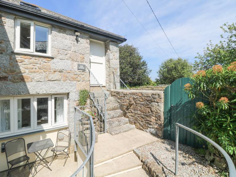 Cottage with BBQ & yard | Beach view — photo 3