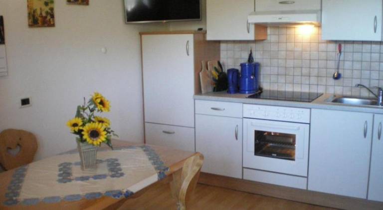 Apartment with grill, garden & patio — photo 2
