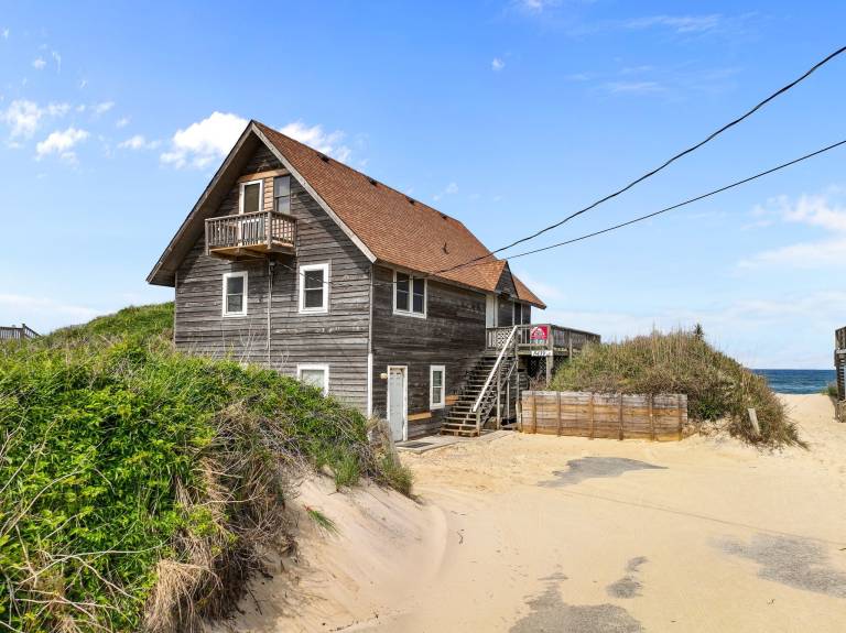 Directly on the beach with wonderful views of the ocean. — photo 3