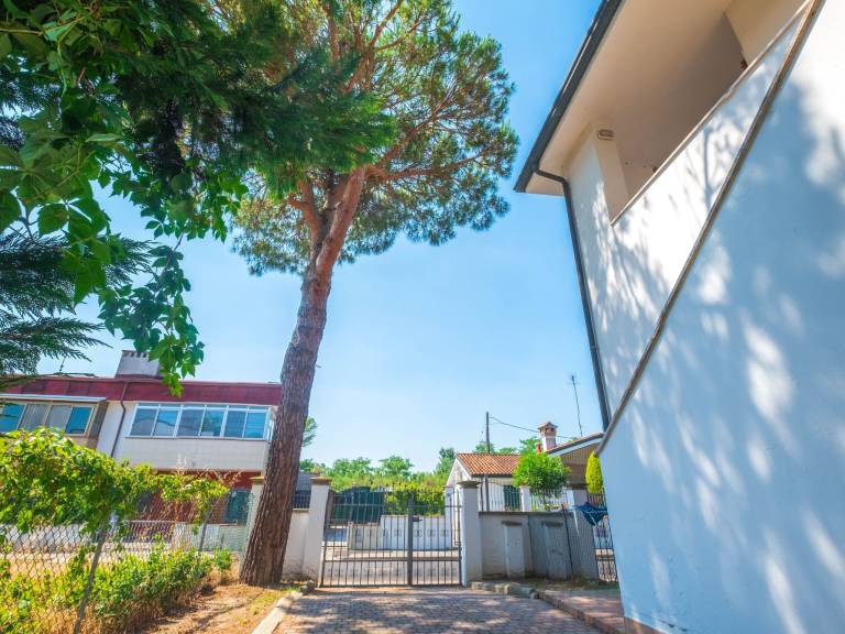 Vacation home with terrace, barbecue & garden — photo 5