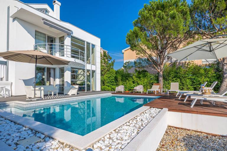 Beachfront Villa with Private Pool, Jacuzzi, Sea View — photo 3