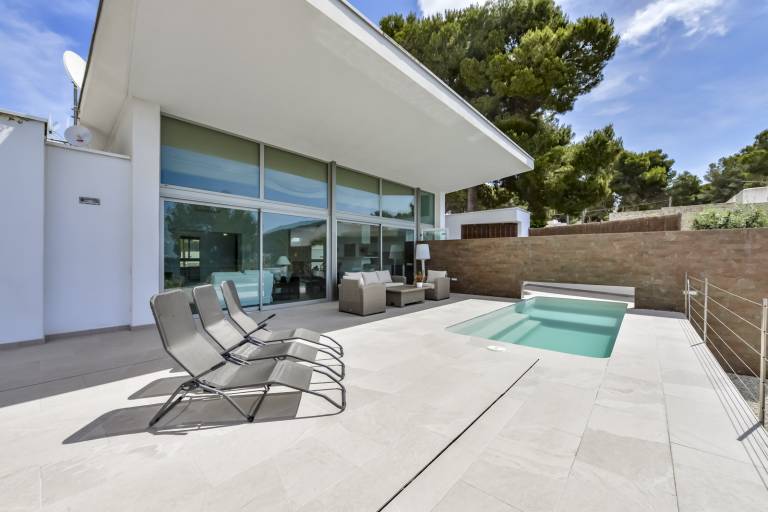 Fully equipped charming villa with patio, garden & private pool | Next to the beach | Pets are welcome — photo 4
