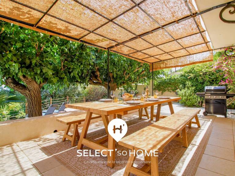 Vacation home with barbeque, private pool & yard — photo 2