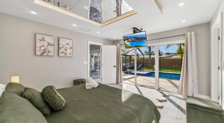 Big villa with pool & jacuzzi | Dogs allowed in West Palm Beach, FL