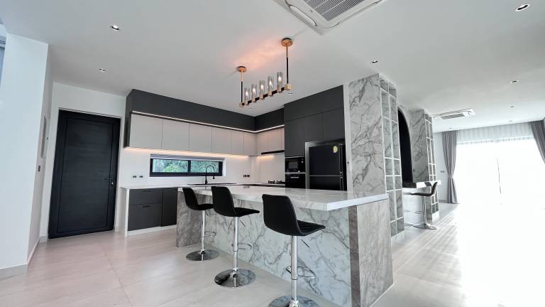 Family-friendly villa with private pool, terrace & yard | Garden view | Pets are welcome — photo 4