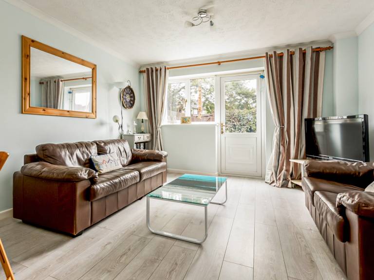 Cottage with yard | River view in Poole