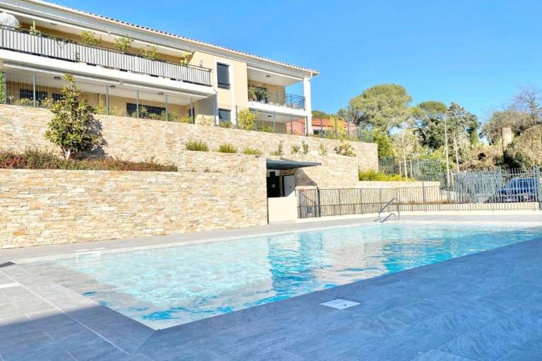Children-friendly rental apartment with pool, terrace & yard | Dogs allowed in Saint-Raphaël