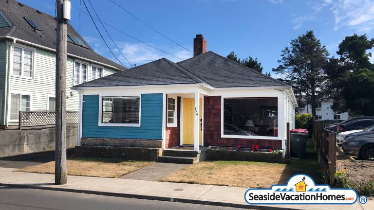Child-friendly vacation home with hot tub & garden | City view | Beach nearby | Pet-friendly in Seaside, OR