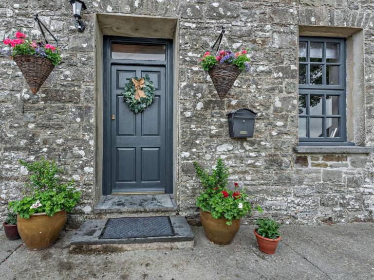 Beautiful cottage with grill, hot tub & yard | Pet-friendly — photo 2