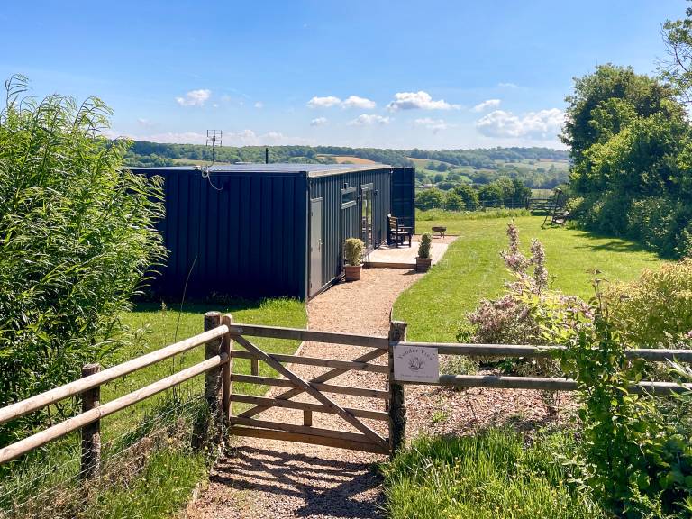 Family-friendly beautiful cottage with garden & hot tub | River view | Dogs allowed in Taunton
