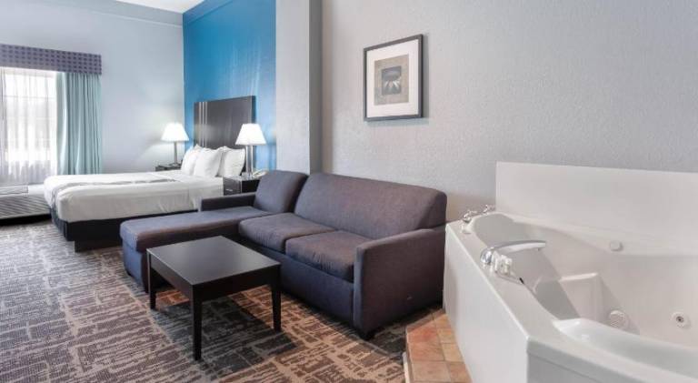 La Quinta Inn & Suites by Wyndham Kerrville — photo 2