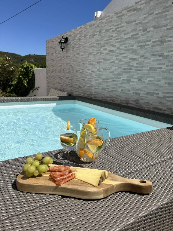 Fully equipped villa with pool, garden & grill | Good for workation | Dogs allowed in Setubal