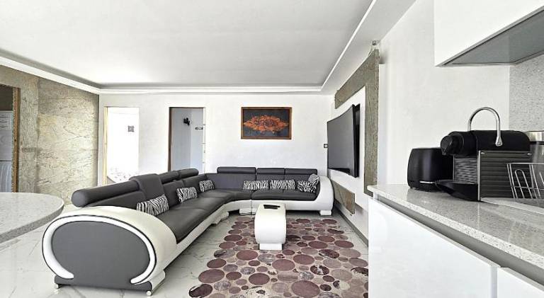 House with pool — photo 4