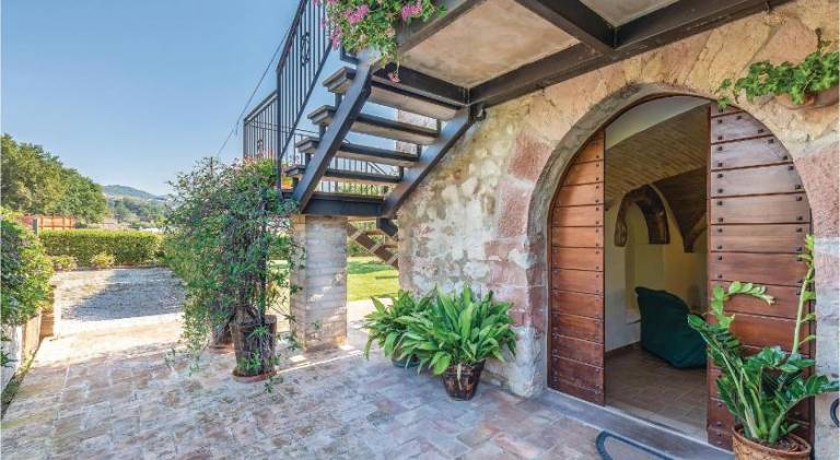 Fully equipped vacation home with yard | Pets allowed — photo 3