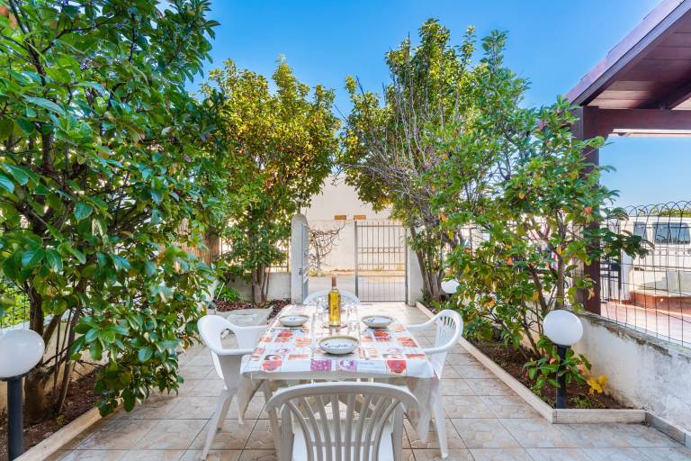 Villa with pool, garden & patio | Garden view — photo 4